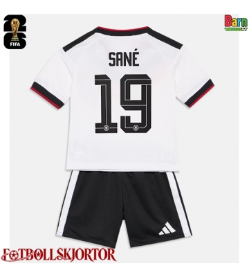 Tyskland Leroy Sane #19 Hemmakläder Barn VM 2026 Kortärmad (+ Korta byxor)